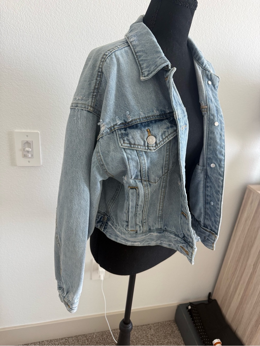 Classic Light Wash Denim Jacket - Picture 4 of 6